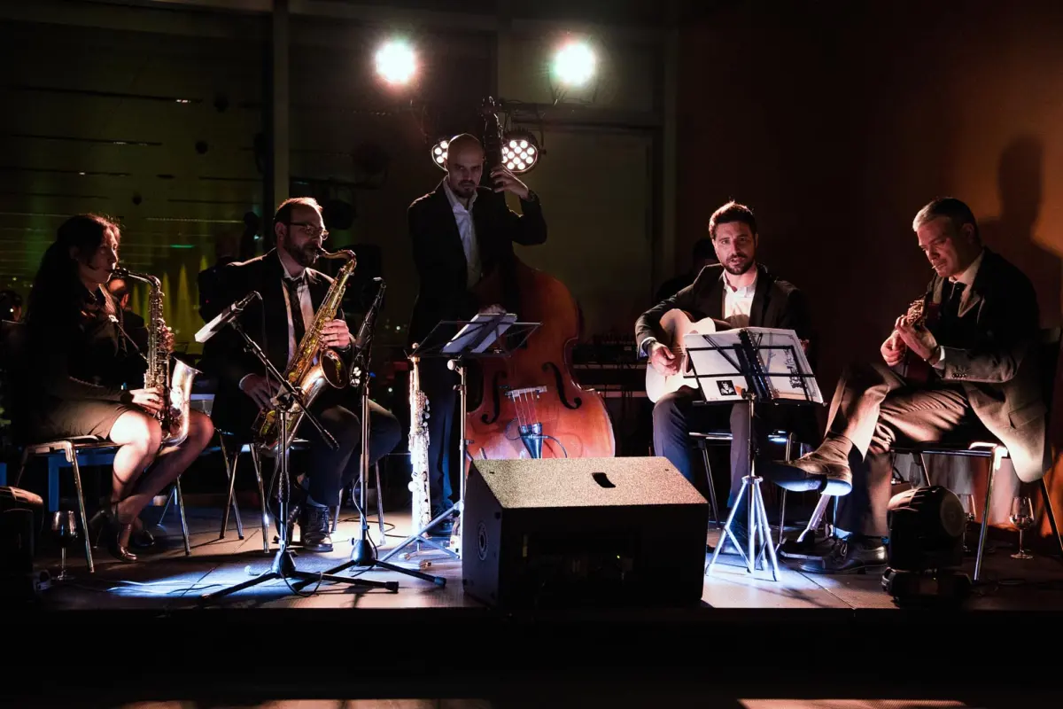 Quintetto jazz su un palco scuro con due luci spot
