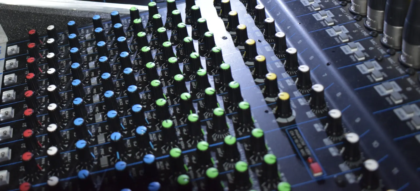 Mixer audio con le manopole colorate in primo piano