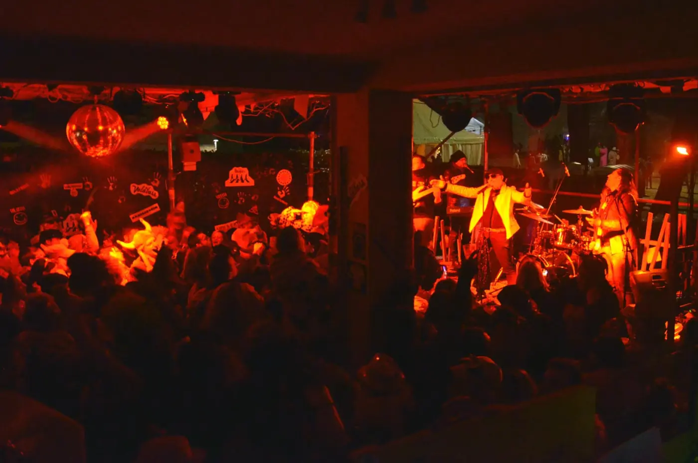 Concerto all'aperto con il pubblico nella luce rossa del palco