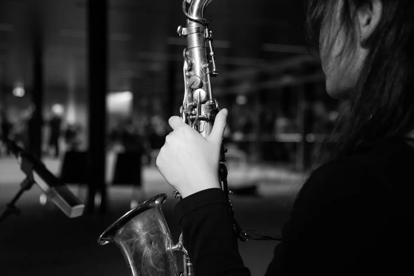 Saxofonista in bianco e nero durante un concerto