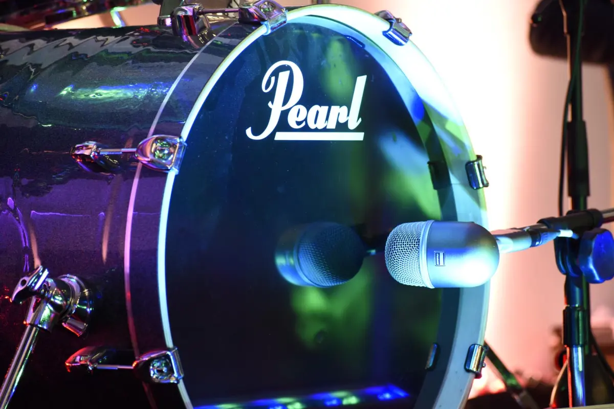 Grancassa Pearl con microfono, nelle luci del palco